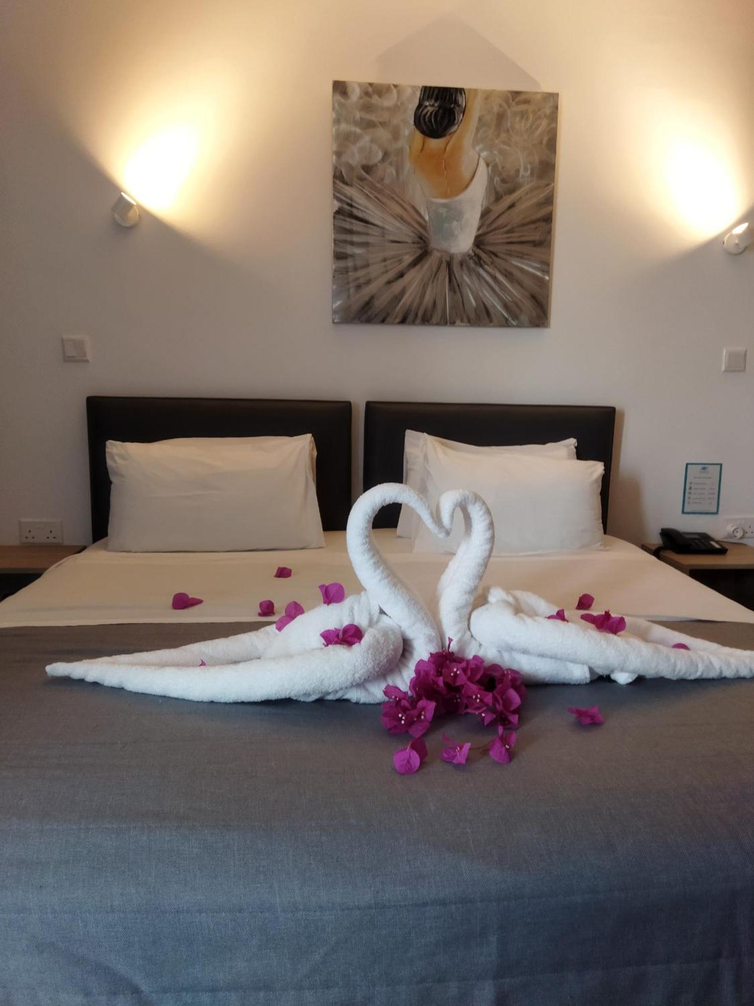 Caramela Luxury Apts Aya Napa Dış mekan fotoğraf